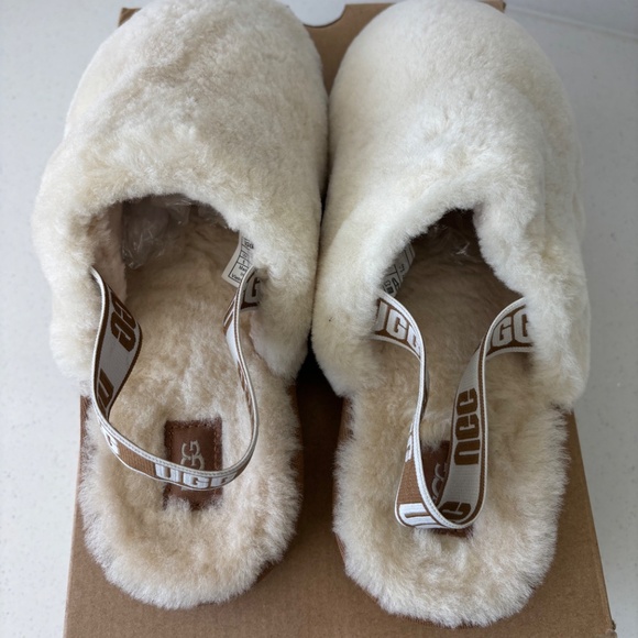 Ugg Cream Slippers women's size 7.5 - Picture 2 of 4
